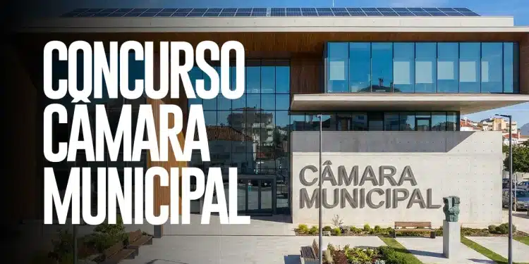 Fachada moderna de Câmara Municipal com placa identificando o prédio, ilustrando o concurso público com inscrições encerrando para cargos efetivos em regime estatutário com salários de até R$ 5.500,00