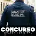 Imagem vertical mostrando as costas de um uniforme de Guarda Municipal em uma rua de paralelepípedos. O colete tático azul-marinho exibe o patch "GUARDA MUNICIPAL". Sobreposto na parte inferior, um banner preto com o texto "CONCURSO" em letras brancas grandes e "GUARDA MUNICIPAL" logo abaixo.