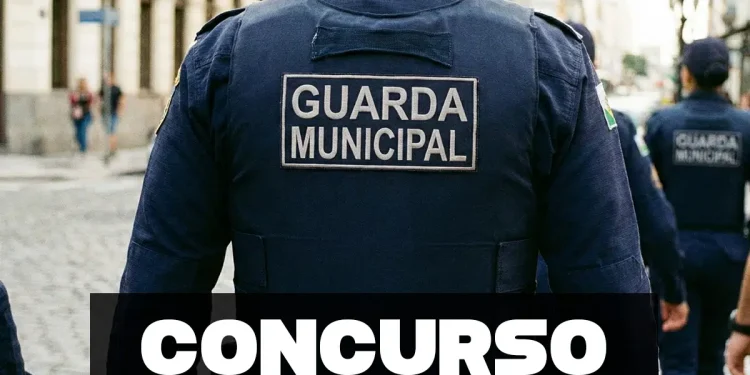 Agente da Guarda Municipal caminha por rua histórica com uniforme oficial