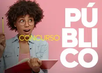 Mulher sorrindo com lápis e caderno, destacando anúncio de concurso público com vagas e salários altos.