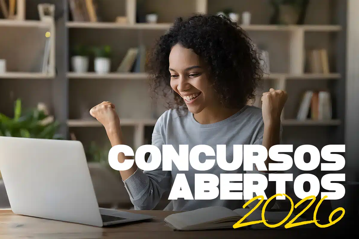 Mulher comemorando em frente ao computador ao ver concursos abertos em 2026, representando as inscrições abertas para o concurso da Prefeitura de Macaubal