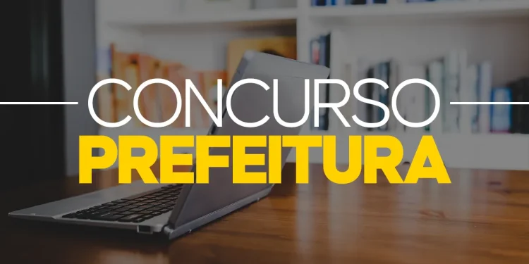 Notebook sobre mesa ilustrando concurso público municipal com 418 vagas para níveis fundamental, médio e superior