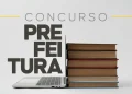 Notebook aberto ao lado de pilha de cinco livros sobre fundo cinza claro com texto "Concurso Prefeitura" em destaque, representando o estudo e preparação para o concurso público da Prefeitura de São Bento do Sul 2026
