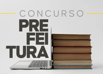 Notebook aberto ao lado de pilha de cinco livros sobre fundo cinza claro com texto "Concurso Prefeitura" em destaque, representando o estudo e preparação para o concurso público da Prefeitura de São Bento do Sul 2026