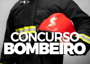 Bombeiro militar de costas com uniforme preto e faixas refletivas amarelas segurando capacete vermelho, com o texto Concurso Bombeiro em destaque, ilustrando o concurso público do Corpo de Bombeiros Militar de Minas Gerais 2026 para o cargo de Soldado Combatente.