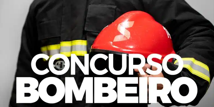 Bombeiro militar de costas com uniforme preto e faixas refletivas amarelas segurando capacete vermelho, com o texto Concurso Bombeiro em destaque, ilustrando o concurso público do Corpo de Bombeiros Militar de Minas Gerais 2026 para o cargo de Soldado Combatente.