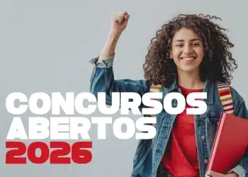 Jovem estudante sorrindo com o punho erguido em sinal de comemoração, segurando livros e mochila, representando a oportunidade de ingressar no serviço público por meio do concurso da Secretaria Municipal de Educação com 471 vagas abertas em 2026