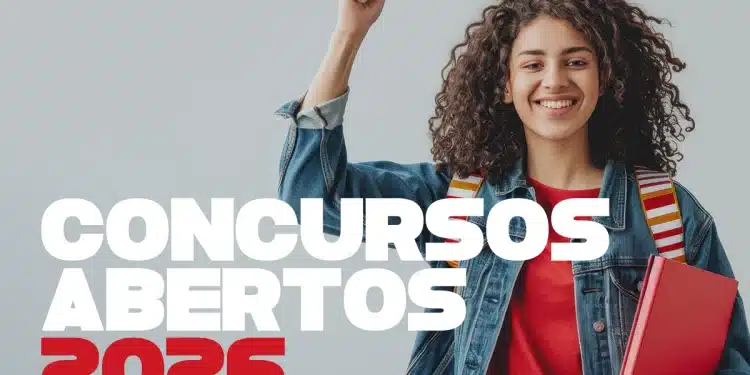 Jovem estudante sorrindo com o punho erguido em sinal de comemoração, segurando livros e mochila, representando a oportunidade de ingressar no serviço público por meio do concurso da Secretaria Municipal de Educação com 471 vagas abertas em 2026