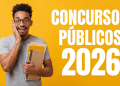 Jovem sorrindo segurando cadernos e apostilas diante de fundo amarelo com texto concursos públicos 2026.