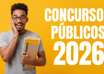 Jovem sorrindo segurando cadernos e apostilas diante de fundo amarelo com texto concursos públicos 2026.