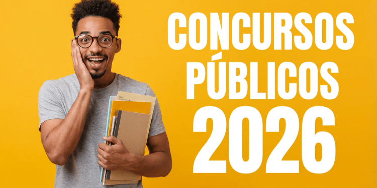 Jovem sorrindo segurando cadernos e apostilas diante de fundo amarelo com texto concursos públicos 2026.