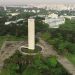 Vista aérea do Relógio da USP cercado por áreas verdes e prédios no campus