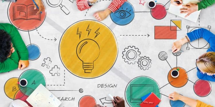 Equipe colaborando em mesa com ilustrações de lâmpada criativa, simbolizando inovação, educação e desenvolvimento de competências do futuro.