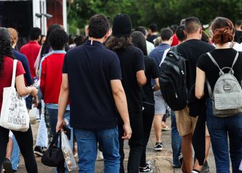Grupo de jovens caminhando em direção a uma instituição de ensino — cursos tecnólogos estão entre as formações com maiores salários no Brasil em 2026