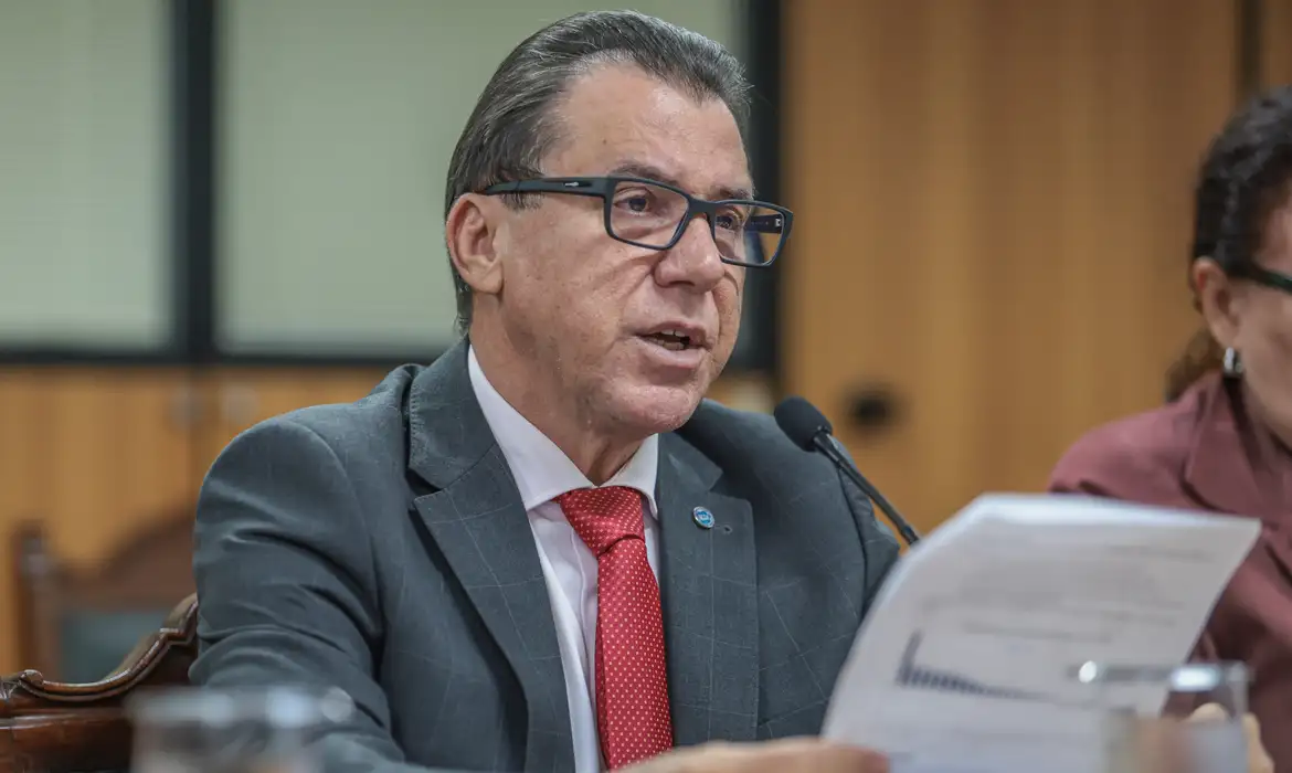 Ministro do Trabalho e Emprego, Luiz Marinho, discursando em audiência na Comissão de Trabalho da Câmara dos Deputados sobre o fim da escala 6x1