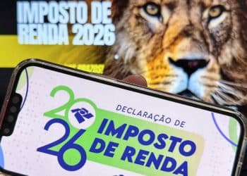 Imagem do Programa Gerador da Declaração do Imposto de Renda 2026, com tela de celular e fundo relacionado ao imposto de renda, destacando o ano de 2026.