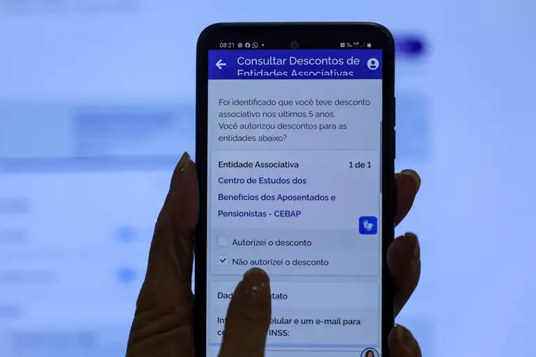 Tela de consulta no site do INSS para contestação de descontos indevidos por aposentados e pensionistas.