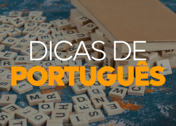Dica de português explicando a forma correta do diminutivo da palavra foto com fundo de letras embaralhadas e livros.