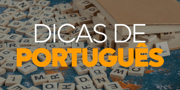 Dica de português explicando a forma correta do diminutivo da palavra foto com fundo de letras embaralhadas e livros.