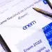 Close-up de um smartphone exibindo o logotipo oficial do Enem na tela, com uma caneta esferográfica apoiada sobre o dispositivo, simbolizando a rotina de estudos digital e prática.