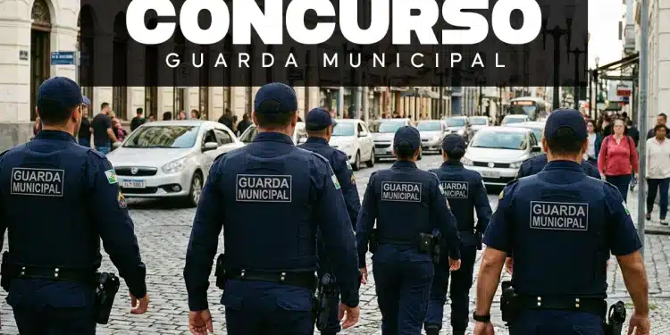 Grupo de guardas municipais fardados caminhando em rua urbana com veículos ao fundo e texto "Concurso Guarda Municipal" em destaque, ilustrando o edital do concurso da Guarda Civil Municipal de Maceió/AL com 100 vagas e inscrições abertas até 7 de maio de 2026