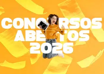 Mulher comemorando com tablet na mão, pulando em fundo laranja com papéis voando e texto "Concursos Abertos 2026" — referência ao novo concurso público da Prefeitura de Bofete/SP com inscrições abertas a partir de 26 de março de 2026