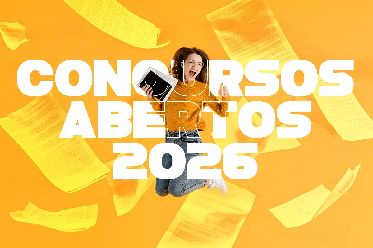 Jovem comemorando com tablet na mão, em meio a folhas voando, com o texto "Concursos Abertos 2026" em destaque, representando a abertura do concurso público da Prefeitura de Itabaiana-PB