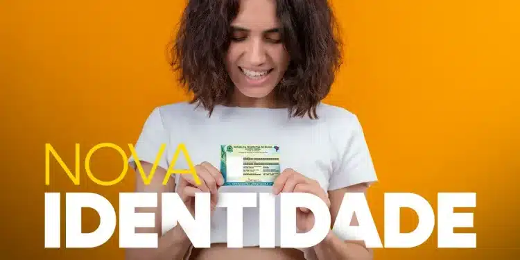 Pessoa segurando a nova Carteira de Identidade Nacional (CIN) sorrindo, com fundo laranja. Imagem destacando a ampliação do horário de atendimento no SAC para emissão da CIN.