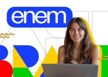 Jovem sorrindo em frente a notebook com logomarca do Enem ao fundo — isenção taxa Enem 2026 treineiro
