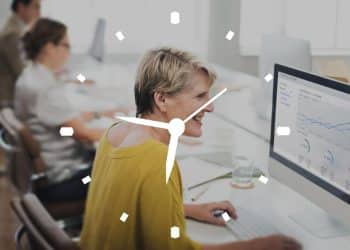 Profissional trabalhando com relógio em destaque — mais de 30% dos empregos no Brasil seguem a escala 6x1