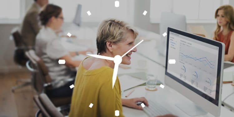 Profissional trabalhando com relógio em destaque — mais de 30% dos empregos no Brasil seguem a escala 6x1