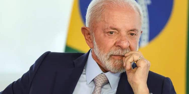 Presidente Lula durante evento oficial relacionado ao debate sobre possível mudança na escala de trabalho 6x1 no Brasil.