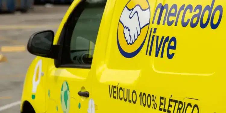Lateral de van amarela Mercado Livre com destaque para selo de veículo elétrico