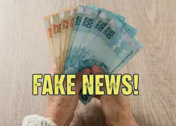 Pessoa segurando cédulas de real com destaque para alerta sobre fake news relacionadas ao pagamento do 13º salário do INSS.