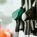 Bombas de combustível paradas em posto, sem carros abastecendo