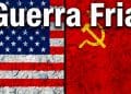 Bandeiras dos Estados Unidos e da União Soviética, com o texto 'Guerra Fria', ilustrando a guerra em questão.