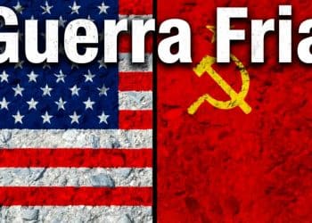 Bandeiras dos Estados Unidos e da União Soviética, com o texto 'Guerra Fria', ilustrando a guerra em questão.