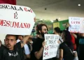 Protesto contra a escala 6x1 no Brasil com manifestantes segurando cartazes que criticam a jornada de trabalho considerada desumana.