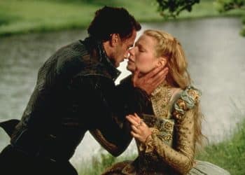 Cena do filme Shakespeare Apaixonado — casal em trajes renascentistas se beijando, ilustrando filmes para estudar a Idade Moderna no Enem 2026