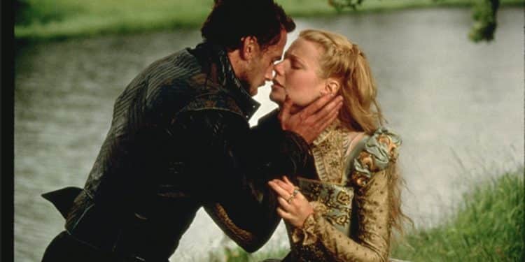 Cena do filme Shakespeare Apaixonado — casal em trajes renascentistas se beijando, ilustrando filmes para estudar a Idade Moderna no Enem 2026