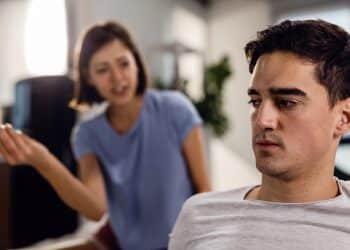 Frases que narcisistas não suportam ouvir — homem ignorando mulher durante discussão