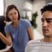 Frases que narcisistas não suportam ouvir — homem ignorando mulher durante discussão