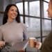 Duas mulheres conversando no trabalho representando críticas veladas e tentativas de desmerecimento de pessoas invejosas.