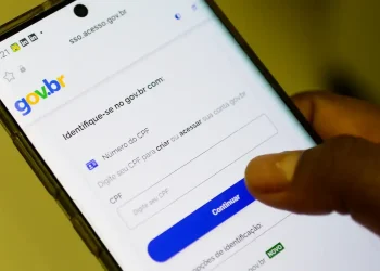 Interface de autenticação do Gov.br exibida em um smartphone mostrando o campo de CPF para acesso à conta.