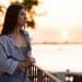 Hábito de reconhecer emoções — mulher jovem em momento de reflexão ao pôr do sol