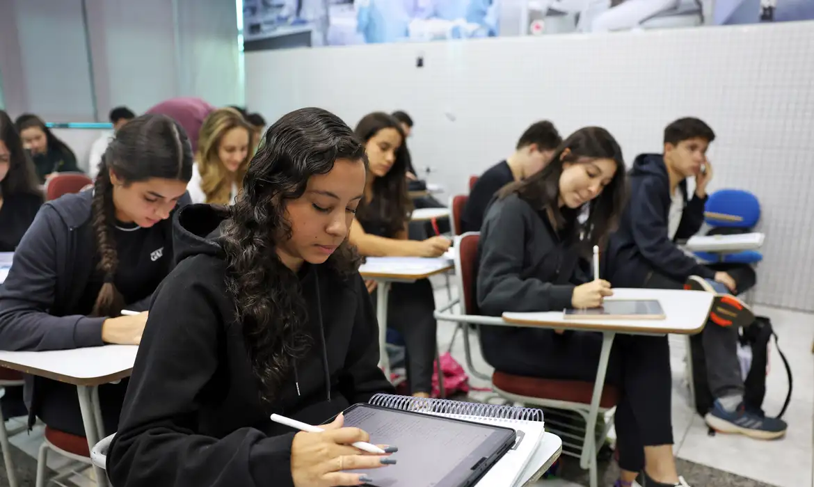 Estudantes do ensino médio público em sala de aula, público-alvo de programas de incentivo financeiro como o Pé-de-Meia e premiações estaduais ligadas ao Enem