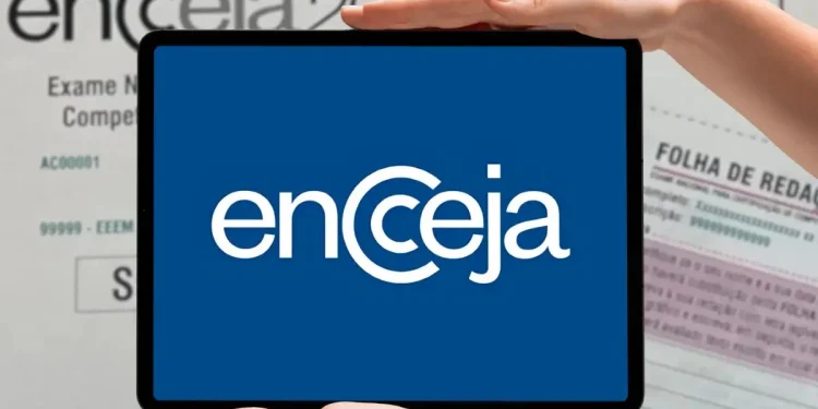 Imagem do logotipo do Encceja 2026, com fundo azul e mãos segurando um tablet mostrando o logo, destacando a importância da inscrição para o exame.