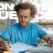 Concurso Câmara de Pitangueiras PR: jovem estudando com caneta azul em caderno com texto Concursos Públicos em destaque
