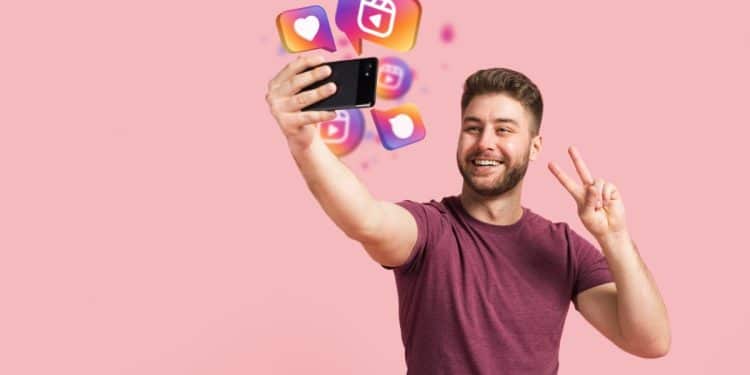 Homem tirando selfie com smartphone enquanto ícones de redes sociais representam novos recursos premium do Instagram como visualização anônima de stories.