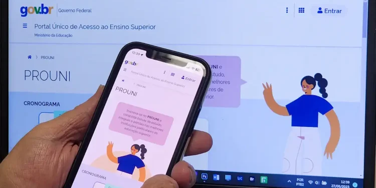 Pessoa acessando o site do Prouni no celular e na tela do computador, com informações sobre a lista de espera.